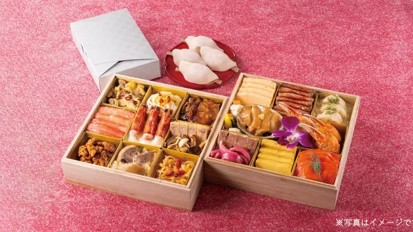 ★＜数量限定＞料理人が丁寧に手作り、新春を華やかに彩る【新宿中村屋本店 おせち二段重 「花びら餅」付】　～予約受け付け中～