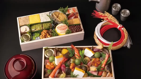 ★【数量限定】「小布施 寄り付き料理 蔵部 銀座」の料理人が丹精込めてお届けする、信州・北陸の郷土色あふれる厳選食材で彩る二段重のおせち