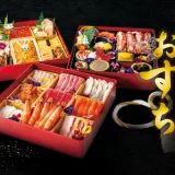 ★“おせち”が、“おすち”に進化⁉ まぐろ問屋こだわりの極上ネタを、贅沢に詰め込んだ「新春おすち」を新発売！手巻き寿司でも楽しめる、新年限定の海鮮エンターテインメントを、完全予約販売いたします。